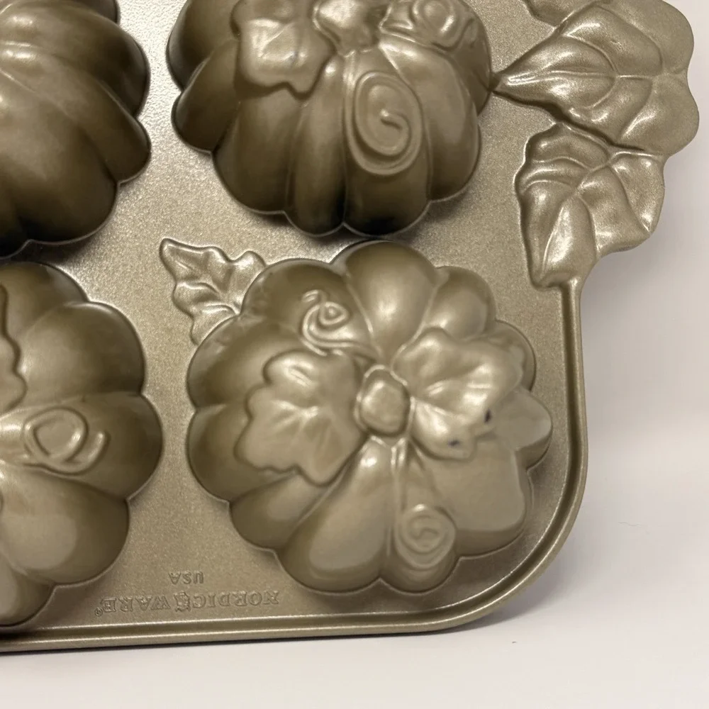 Williams-Sonoma Nordic Ware Cast Aluminum Pumpkin Patch Pan 12 NEW Mini Cakes